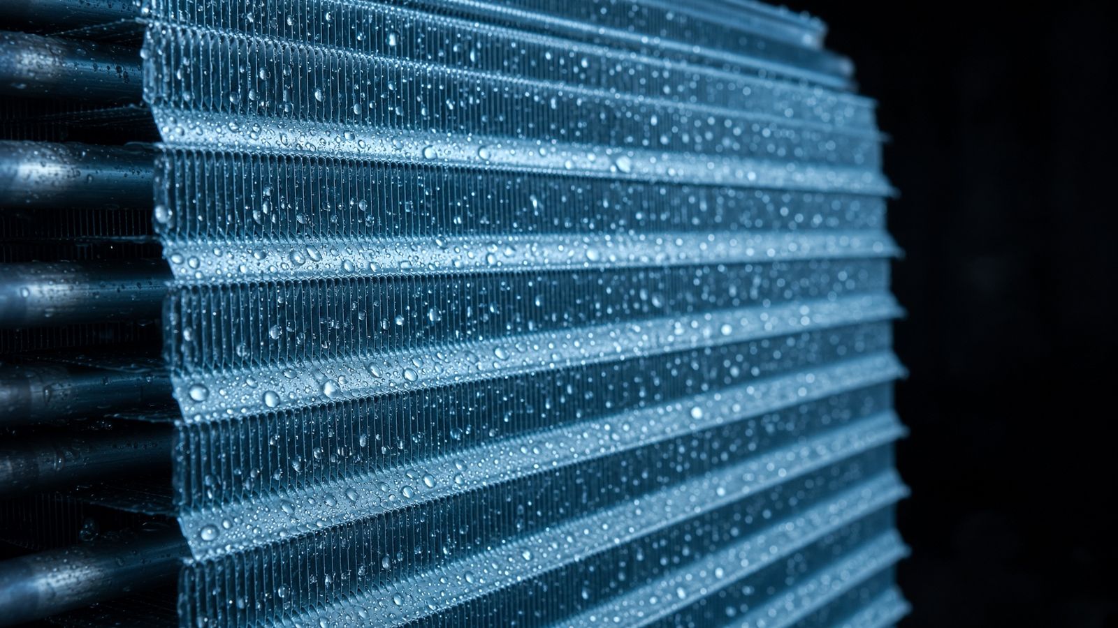 Close-up sa aluminum fins sa aircon coil nga naay tulo sa tubig